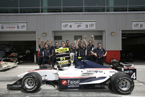 2008 vinderen Romain Grosjean med sit team ART Grand Prix.